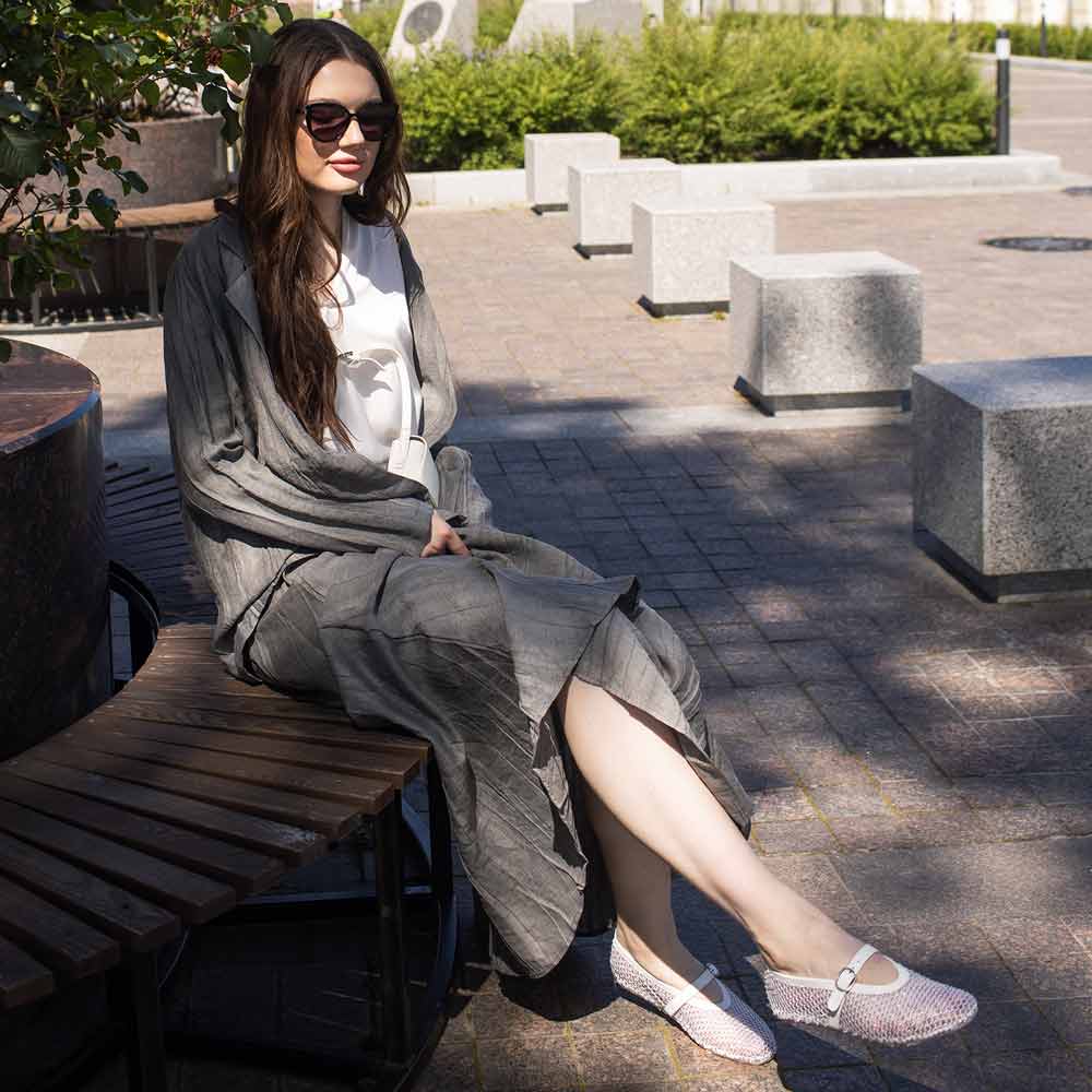  White leather flat sandals for summer and occasion outfits 