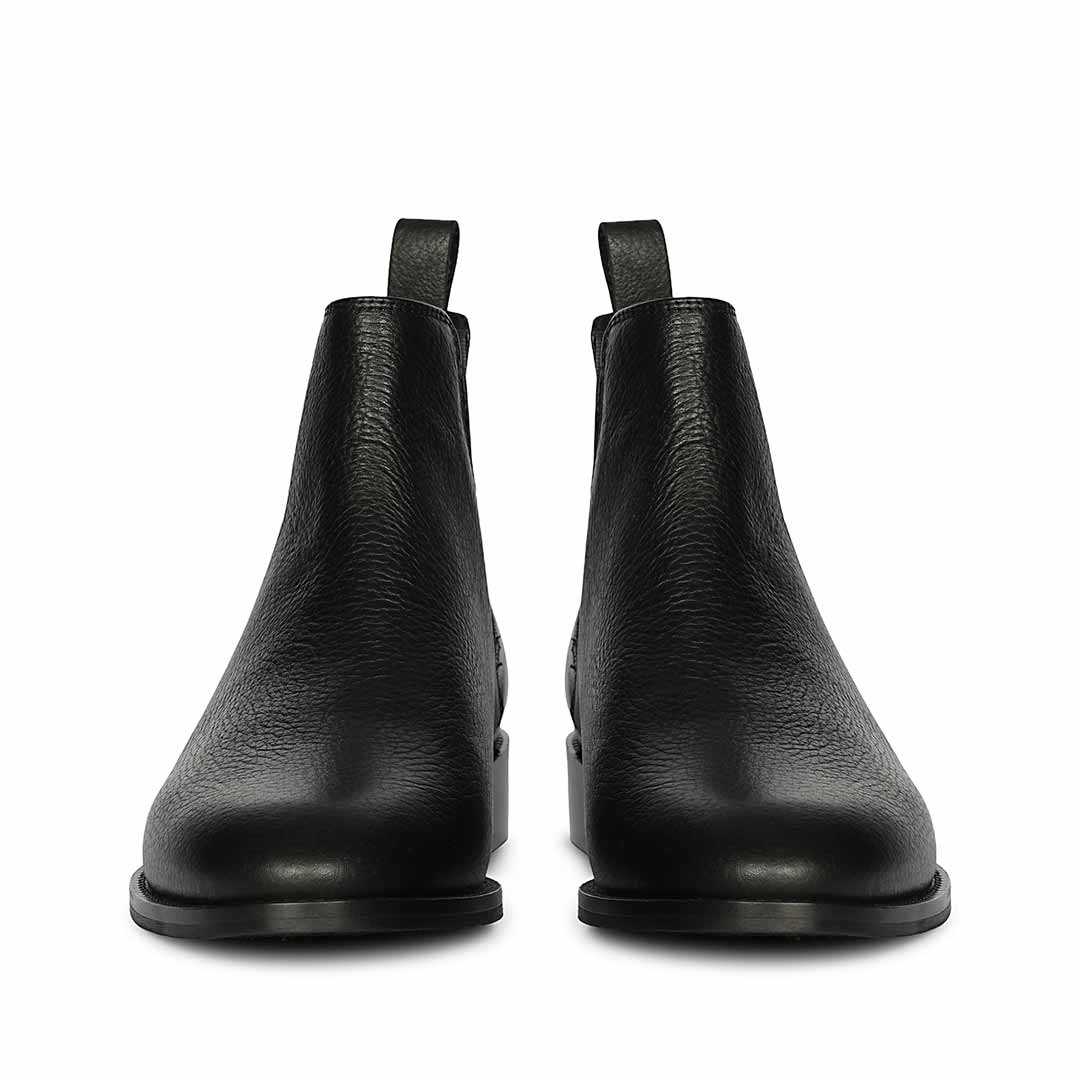 Saint Andrés black leather chelsea boots for men – paired front profile