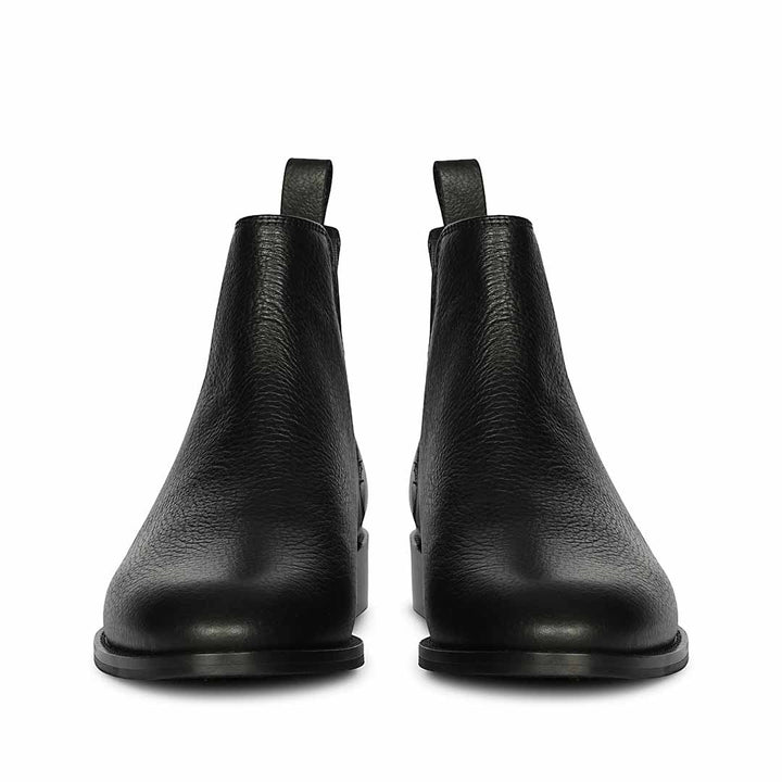 Saint Andrés black leather chelsea boots for men – paired front profile
