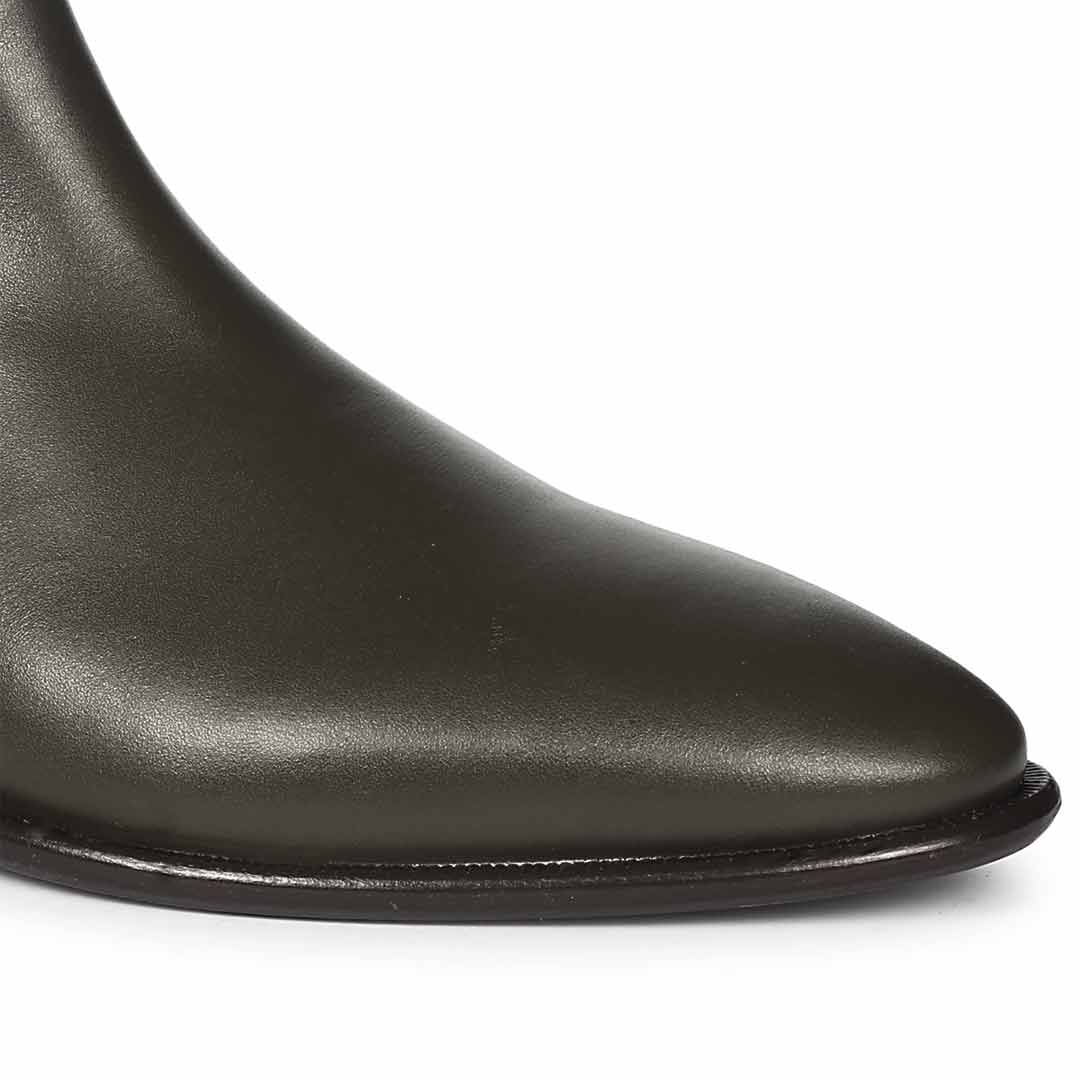 Saint Vittorio handcrafted chelsea boots men olive leather – closeup detail