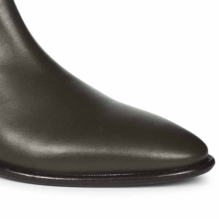 Saint Vittorio handcrafted chelsea boots men olive leather – closeup detail