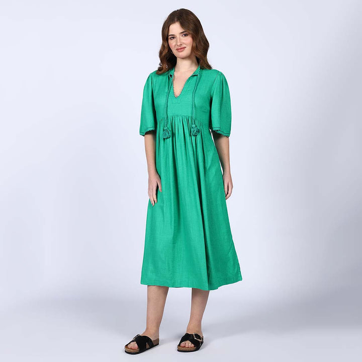 Front view of a woman wearing a green cotton slub midi dress.